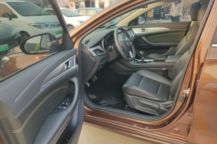 长安 逸动 2018款 1.6L GDI 手动时尚型中控内饰20