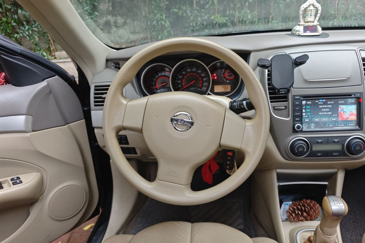 日产 轩逸 2012款 经典 1.6XL 手动豪华版中控内饰13