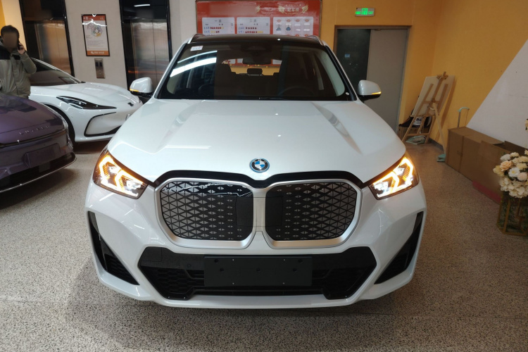 宝马iX1 2025款 eDrive25L M运动套装车身外观2