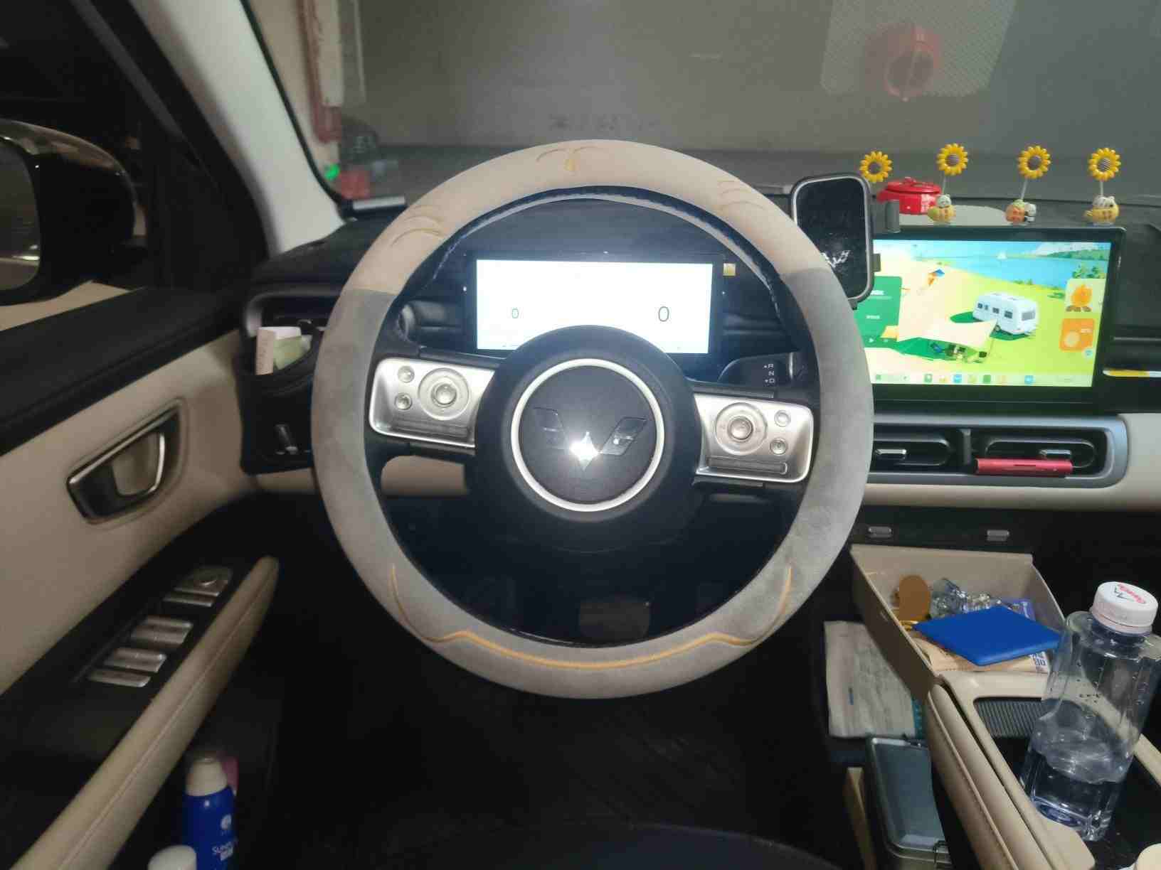 车辆多功能方向盘及仪表盘特写