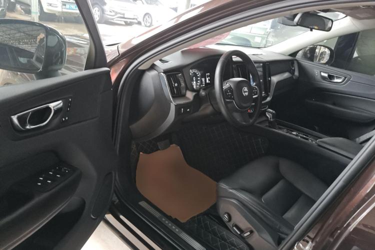 沃尔沃XC60 2019款 T5 四驱智逸版 国VI中控内饰20