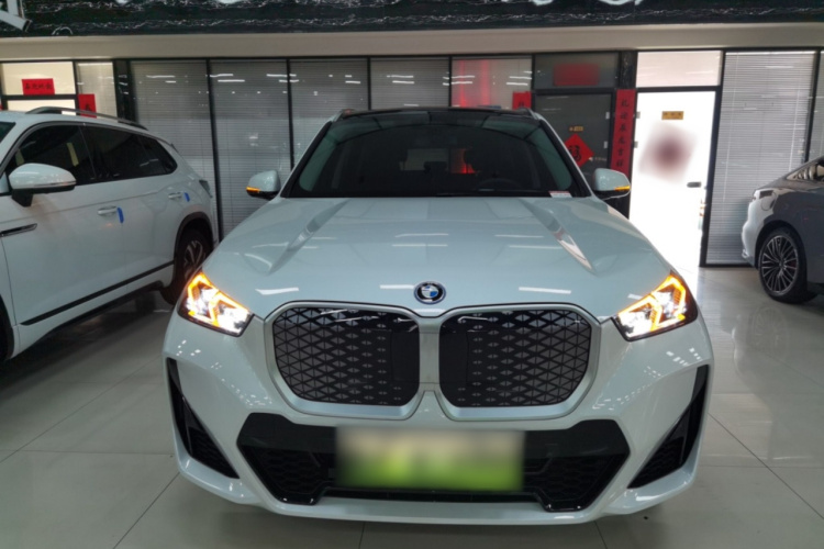 宝马iX1 2023款 eDrive25L M运动套装车身外观2