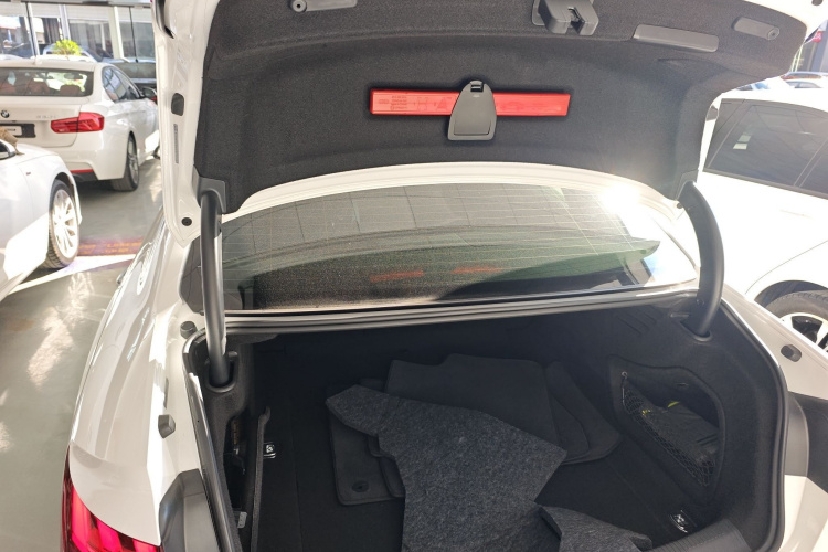 奥迪A4L 2020款 40 TFSI 时尚致雅型机舱底盘23