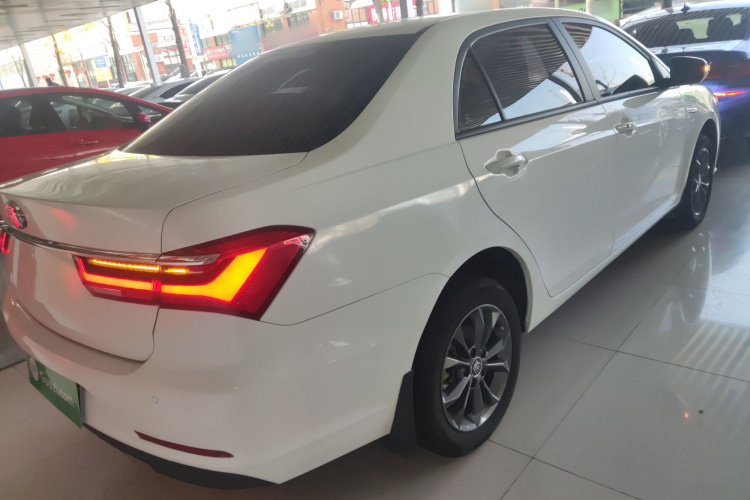 比亚迪 秦 2019款 1.5L 自动豪华型车身外观7