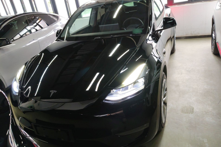 特斯拉 Model Y 2021款 标准续航后驱版车身外观2