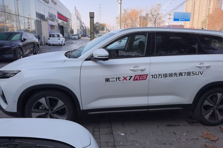 长安X7 PLUS 2024款 1.5T 自动尊耀型 7座车身外观4