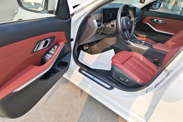 宝马3系 2024款 325i M运动套装中控内饰7003