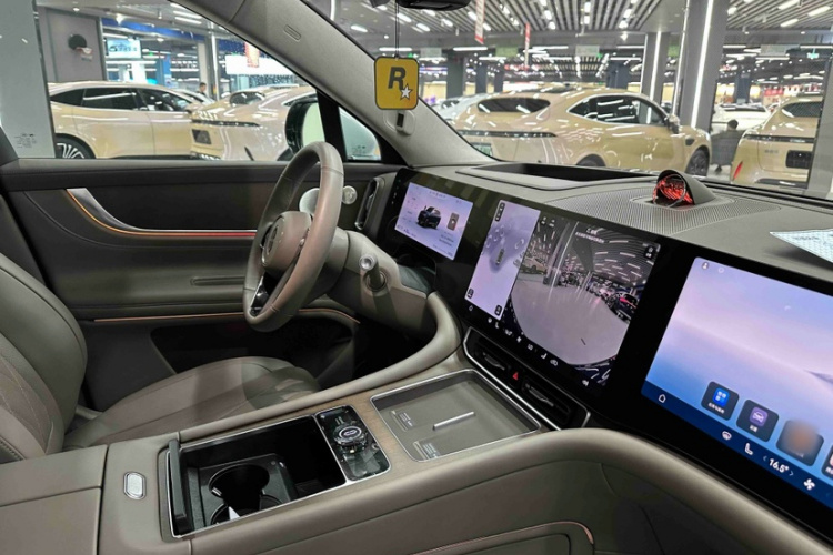 鸿蒙智行 问界M9 2024款 增程 Ultra版 52kWh 5座版中控内饰7007