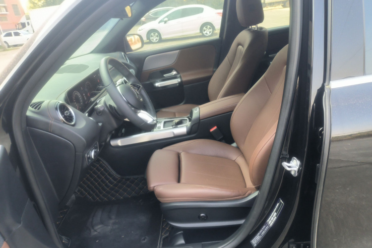 奔驰GLB 2024款 改款 GLB 200 动感型中控内饰19