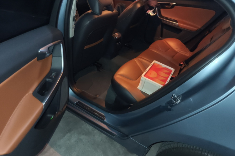 沃尔沃S60 2018款 S60L T3 智进版中控内饰21