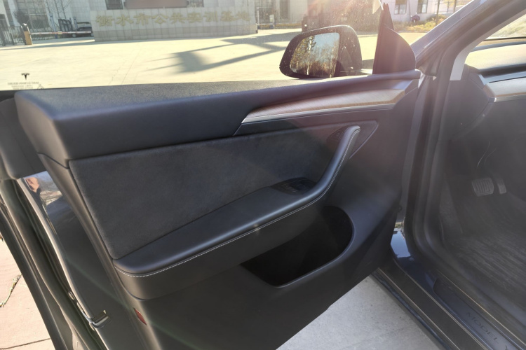 特斯拉 Model Y 2021款 长续航全轮驱动版中控内饰7011
