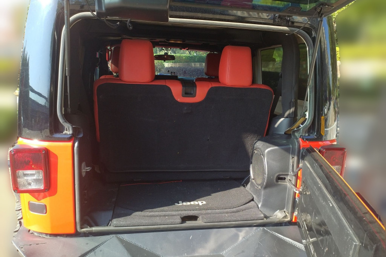 Jeep 牧马人 2012款 3.6L Sahara 两门版局部细节23