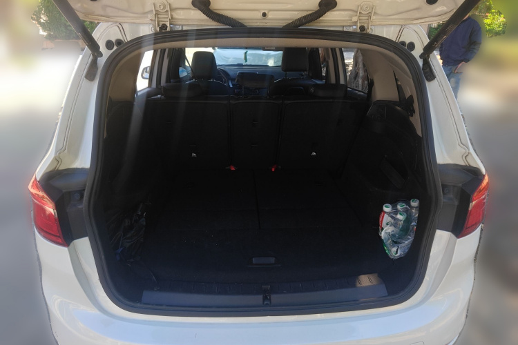 宝马2系多功能旅行车 2019款 220i 领先型局部细节23