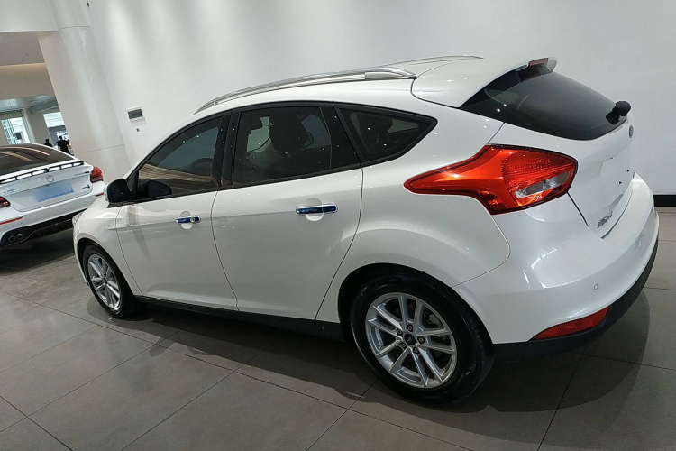 福特 福克斯 2015款 两厢 1.6L 自动风尚型车身外观4