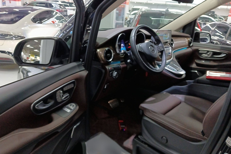 奔驰V级 2022款 V 260 L 长轴距豪华版中控内饰7003