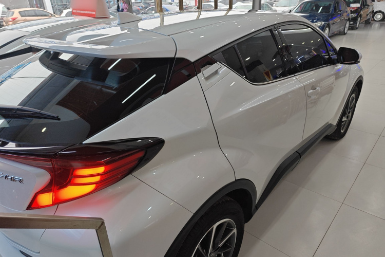 丰田C-HR 2021款 2.0L 豪华版车身外观7