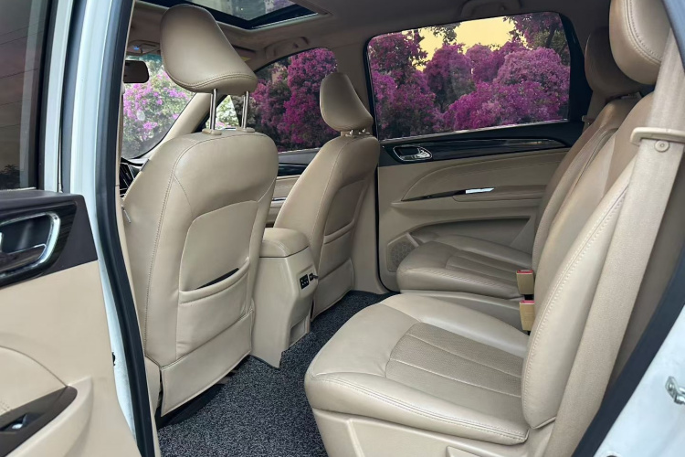 宝骏730 2016款 1.5L 手动豪华型 7座中控内饰7007