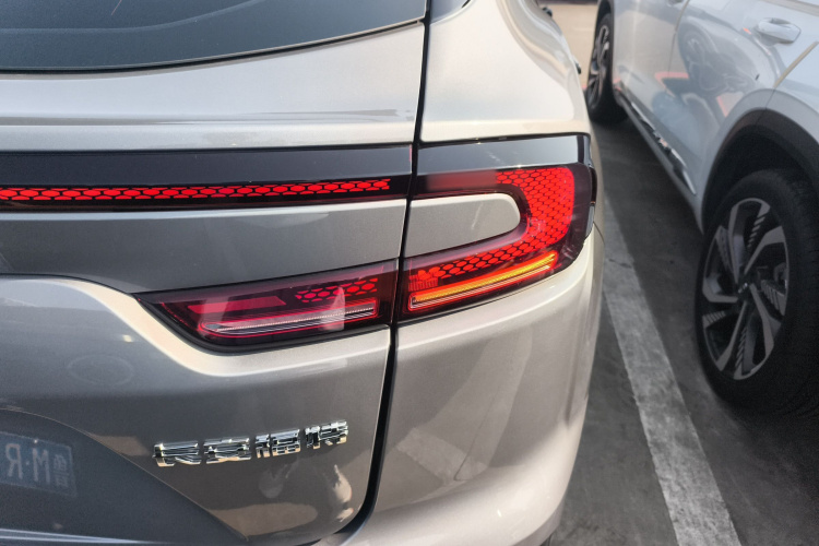 福特 蒙迪欧 2025款 2.0T EcoBoost E 混动 运动版 ST-Line车身外观9