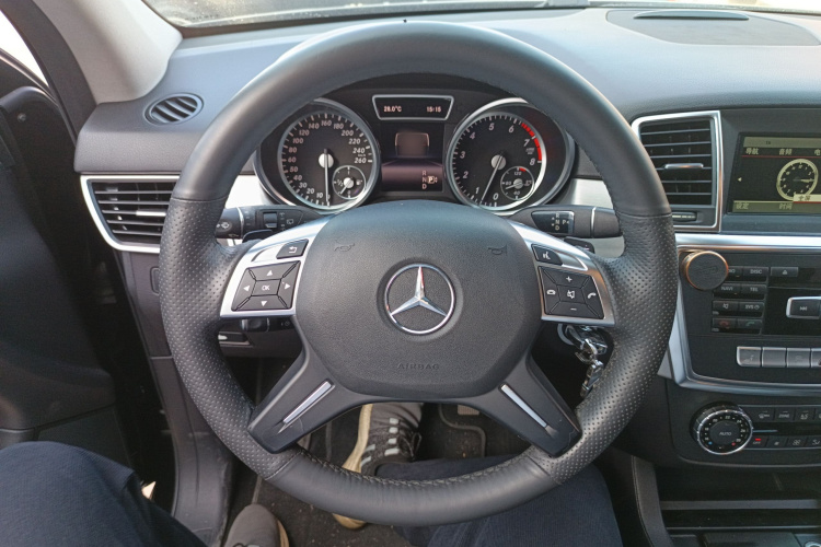 奔驰M级 2014款 ML 320 4MATIC中控内饰13