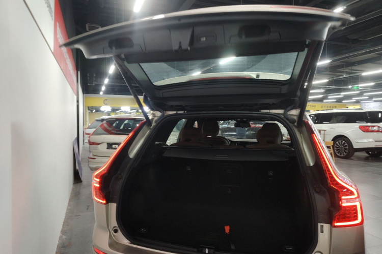 沃尔沃XC60 2025款 B5 四驱智逸豪华版机舱底盘23