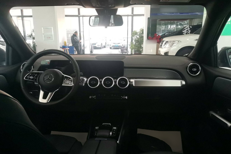 奔驰GLB 2022款 改款二 GLB 200 动感型中控内饰12