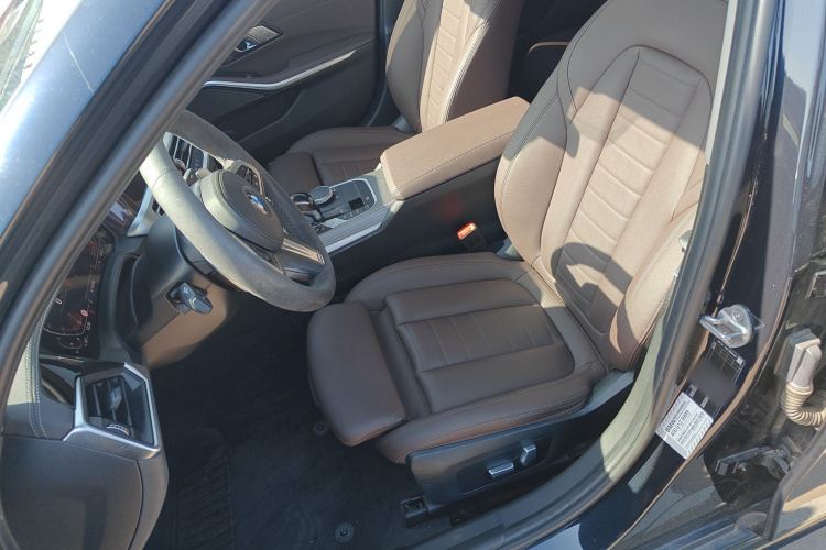 宝马3系 2020款 改款 325i M运动曜夜套装中控内饰19