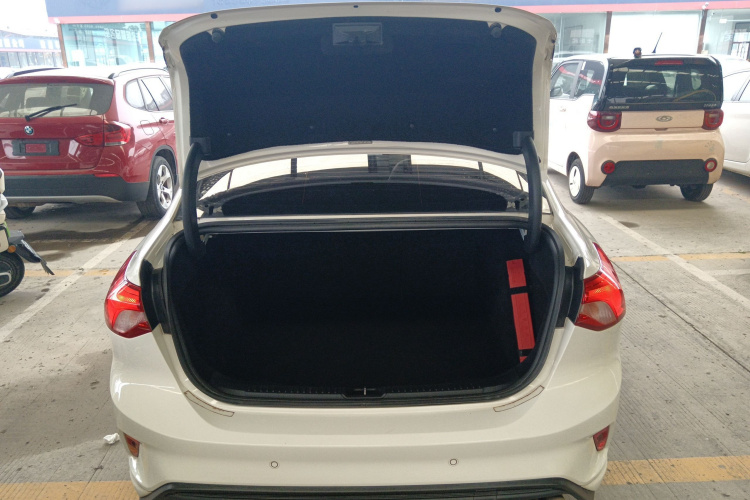 福特 福克斯 2020款 三厢 EcoBoost 180 自动锋潮型机舱底盘23