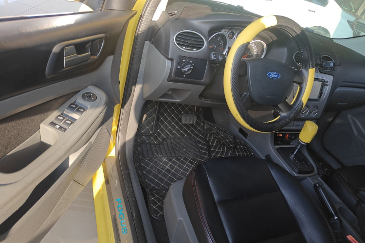 福特 福克斯 2013款 两厢经典 1.8L 自动基本型中控内饰20