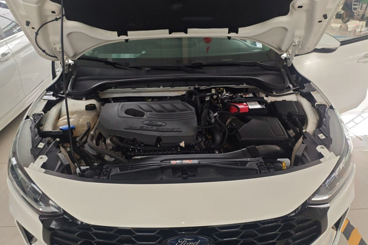 福特 福克斯 2022款 三厢 EcoBoost 180 自动竞速版机舱底盘24
