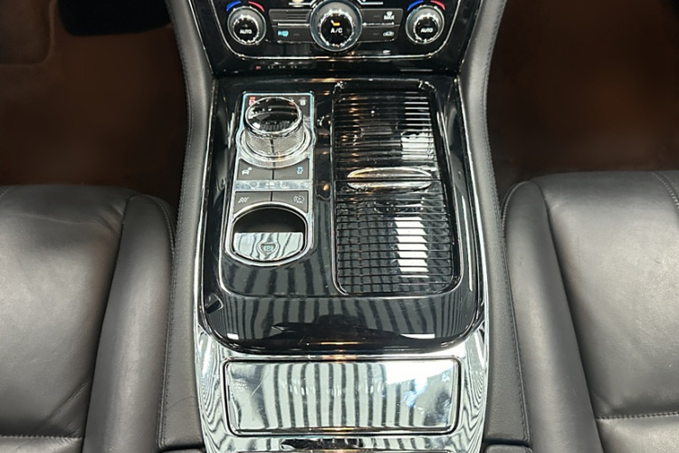 捷豹XJ 2015款  XJL 3.0 SC 两驱全景商务版局部细节9004