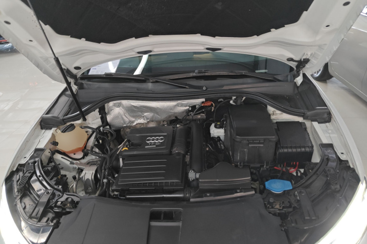 奥迪Q3 2017款 30 TFSI 风尚型机舱底盘24