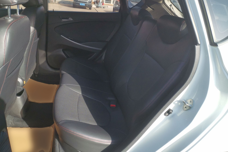 现代 瑞奕 2014款 1.4L 手动GLX中控内饰21