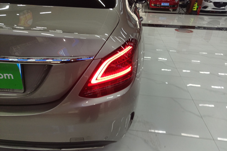 奔驰C级 2019款 C 180 L 时尚型运动版车身外观9