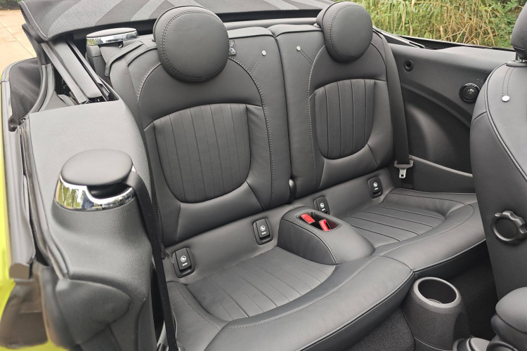 MINI 2023款 2.0T COOPER S CABRIO 艺术家中控内饰7011