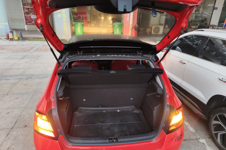 斯柯达 晶锐 2015款 1.6L 自动运动版机舱底盘23