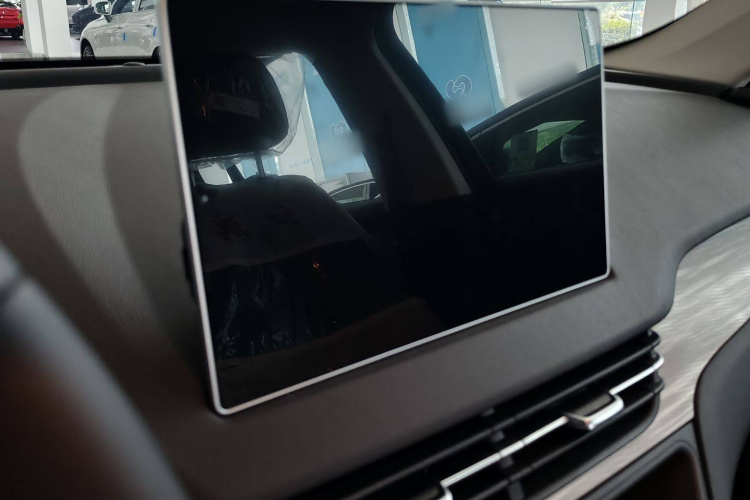 红旗E-QM5 2025款 500km 出行版中控内饰7004