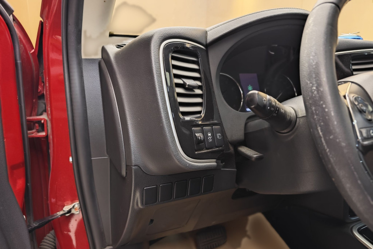 三菱 欧蓝德 2019款 2.0L 两驱畅享版 5座 国V中控内饰7013