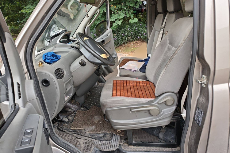 上汽大通MAXUS 新途V80 2017款 2.5T 5挡手动傲运通国IV短轴超低顶5/6/10座局部细节19