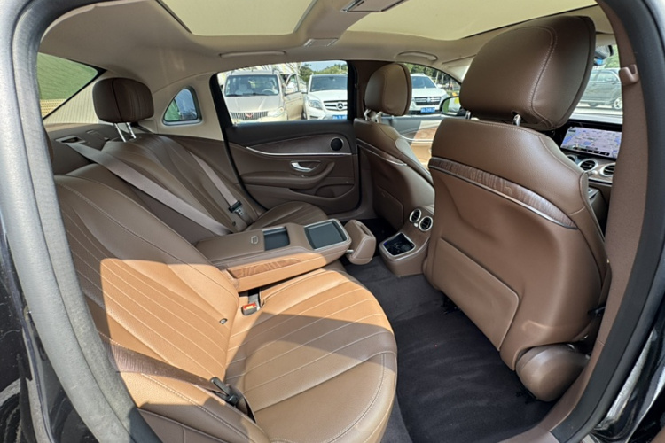奔驰E级 2021款 E 260 L中控内饰7012