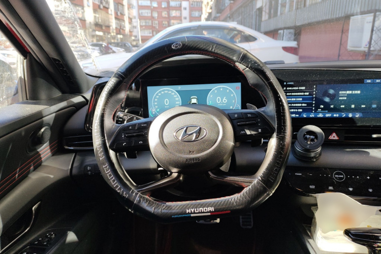 现代 伊兰特 2022款 240TGDi DCT TOP旗舰版中控内饰13