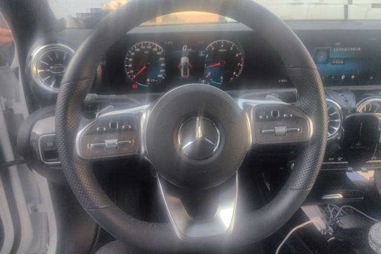 奔驰A级 2022款 改款 A 200 L 运动轿车时尚型局部细节14