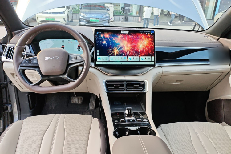比亚迪 宋PLUS新能源 2025款 EV 智驾版 605km 旗舰型中控内饰7002
