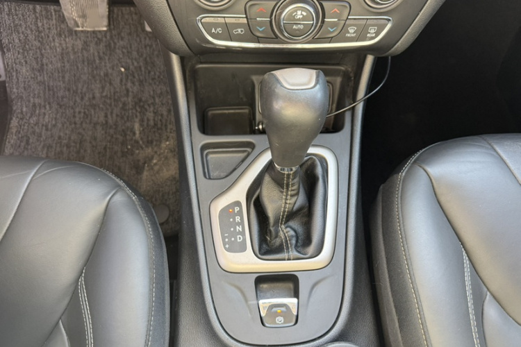 Jeep 自由光 2016款 2.0L 优越版中控内饰7005