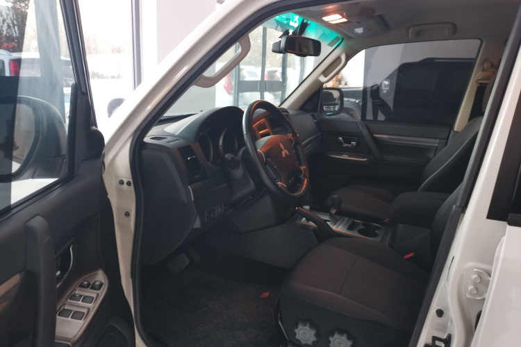 三菱 帕杰罗（平行进口）中控内饰7002