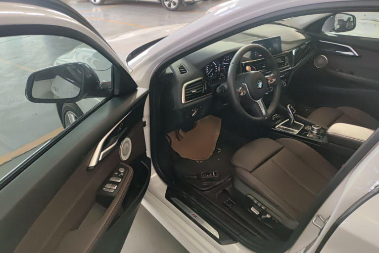 宝马1系 2021款 120i M运动曜夜版中控内饰20