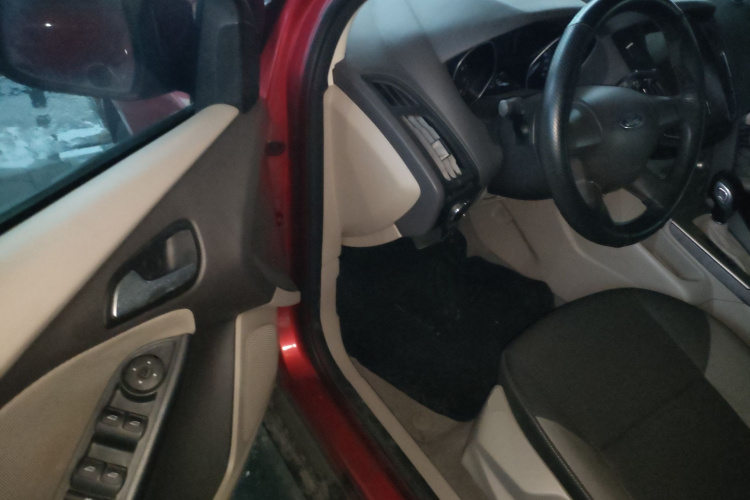 福特 福克斯 2012款 三厢 1.6L 自动舒适型中控内饰20