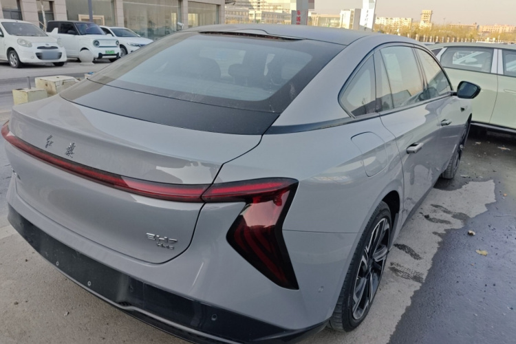 红旗EH7 2024款 760 Pro+ 四驱版车身外观7