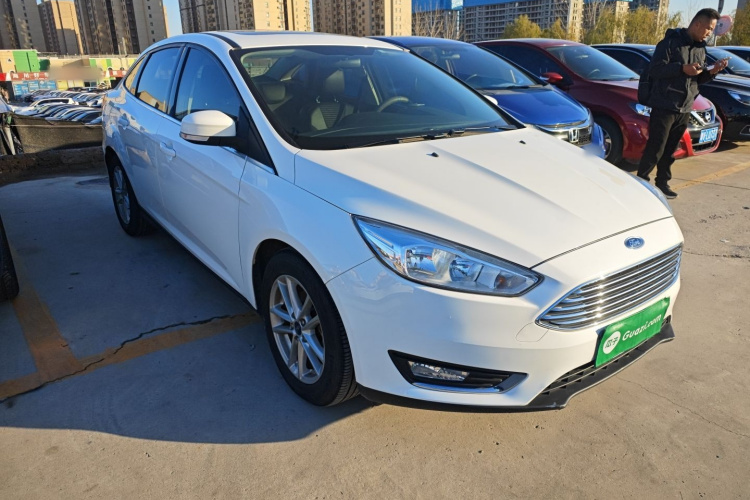 福特 福克斯 2018款 三厢经典 EcoBoost 180 自动精英型车身外观3