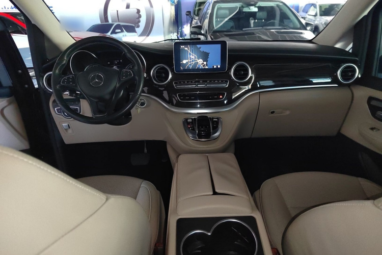 奔驰V级 2018款 V 260 领航版 国V中控内饰7002