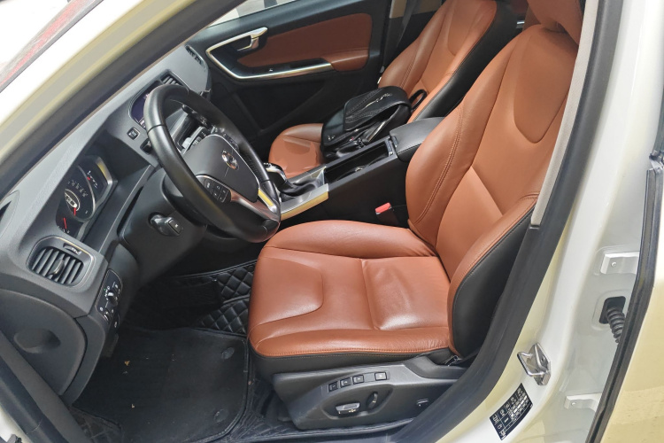 沃尔沃S60 2018款 S60L T3 智进进取版中控内饰19